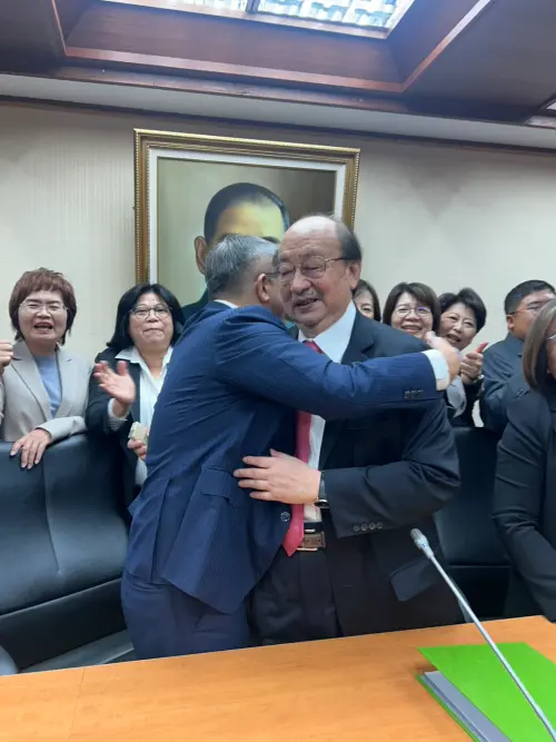 ▲蔡其昌擔任新總召，與柯建銘相擁。（圖／民進黨團提供）