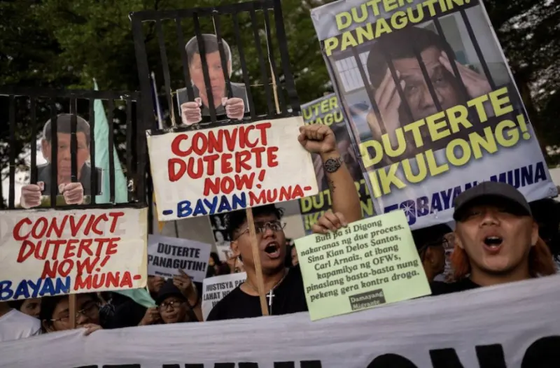 ▲反對杜特蒂（Rodrigo Duterte）的示威者在國際刑事法院外高舉「立即定罪」標語與模擬鐵欄道具，要求為禁毒戰受害者討回公道。（圖／路透社／達志影像）