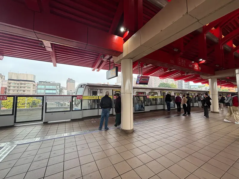 12:37宜蘭近海5.6地震！北捷淡水站列車進站卡一半　現場畫面曝光