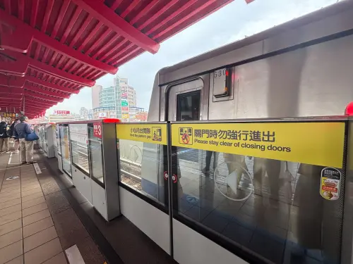 ▲地震瞬間近距離直擊！北捷淡水站列車進站時遇強震急停，車頭與月台門明顯錯位，未達預定停靠點。（圖／記者徐銘穗攝）