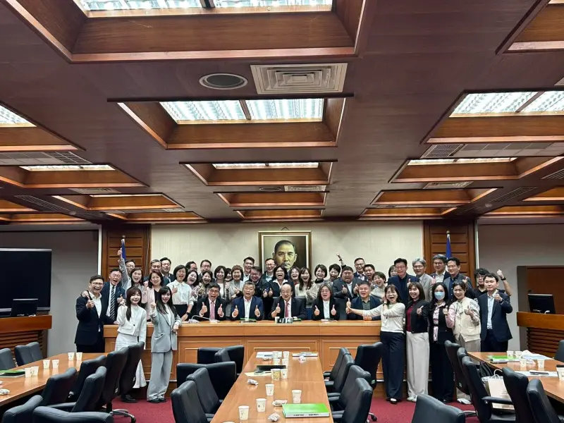 25年總召交棒！鍾佳濱感性：柯建銘是為台灣民主引航的靈魂人物