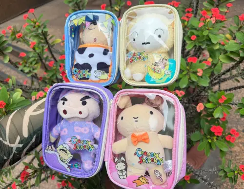 ▲「限量蠟筆小新布偶掛飾痛包組」當筆加價購249元／款。（圖／記者鍾怡婷攝）