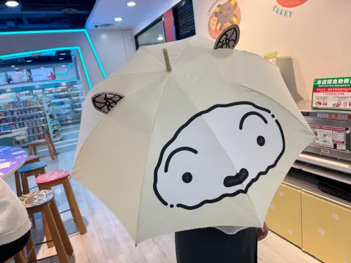 ▲「限量蠟筆小新大臉造型直傘」加價購399元。（圖／記者鍾怡婷攝）