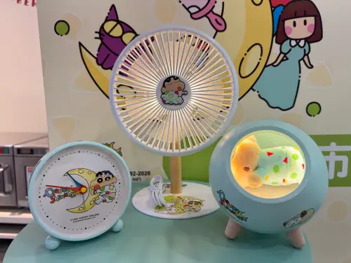▲「限量蠟筆小新氣氛燈充電風扇」加價購899元；「限量蠟筆小新桌上靜音時鐘」加價購349元；「限量蠟筆小新布偶觸控小夜燈」加價購699元。（圖／記者鍾怡婷攝）