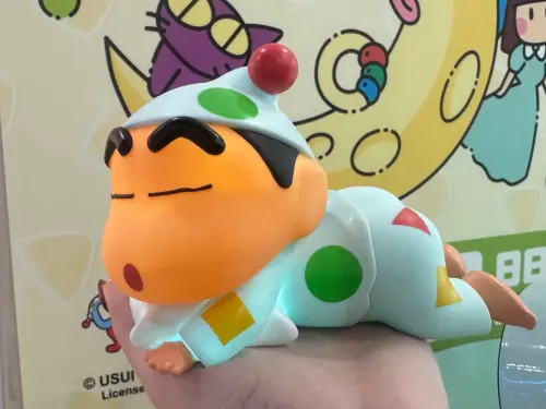 ▲限量蠟筆小新造型拍拍燈，加價購699元。（圖／記者鍾怡婷攝）