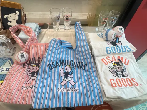▲7-11日本OSAMU GOODS精品集點，棒球系列Tshirt，加價購1180元；棒球造型收納環保袋，加價購550元。（圖／記者鍾怡婷攝）