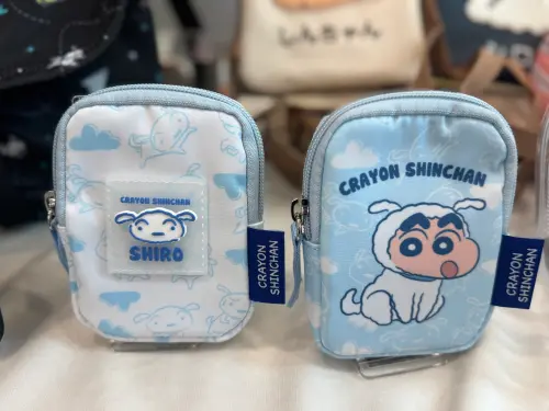 ▲限量IMPACT蠟筆小新伸縮票卡零錢包，加價購199元。（圖／記者鍾怡婷攝）