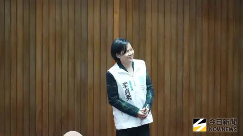 陸委會質疑就職條件有疑慮　李貞秀舉牌抗議「霸凌」遭韓國瑜制止
