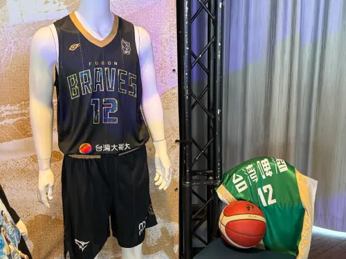 ▲林志傑在籃球場上的一舉一動總是能透過眼神展露出他的態度，流動的線條勾勒出志傑於球場上大膽狂放且具破壞力的球風，筆畫上將姓氏縮寫「L」與經典背號12融入其中，再延伸出代表野獸野性的鬃毛。（圖／記者陳昱慈攝）