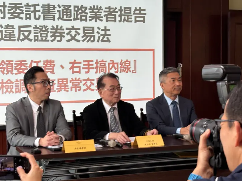 ▲中工今（24）日下午召開重大記者會反擊市場派。董事長周志明（中）與律師吳彥鋒（左）、田振慶共同出席，直指特定委託書通路業者涉嫌違反證券交易法，將提供關鍵事證交由檢調揪出異常交易黑手。（圖／記者徐銘穗攝）