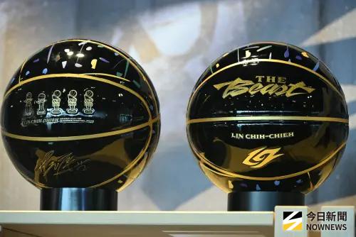 ▲林志傑引退賽勇士推出多款紀念商品，包含紀念服飾、球衣、籃球、公仔、抱枕、勳章等。（圖／記者林調遜攝）