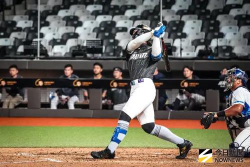 ▲中華隊今日在大巨蛋和富邦悍將進行比賽，張育成開轟。（圖／富邦悍將提供）