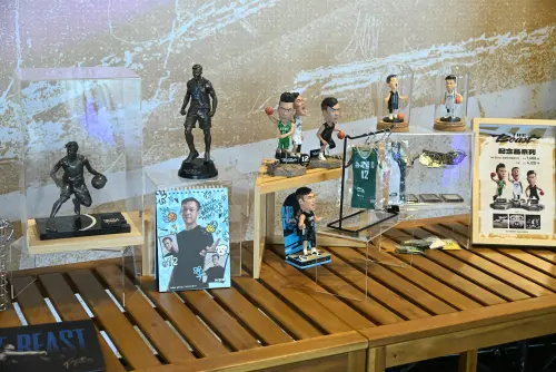 ▲林志傑引退賽勇士推出多款紀念商品，包含紀念服飾、球衣、籃球、公仔、抱枕、勳章等。（圖／記者林調遜攝）