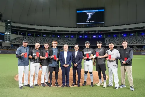 ▲富邦集團大董蔡明忠今日到場觀賽為中華隊及悍將加油打氣，並為中華隊準備10萬元加菜金打氣，期許Team Taiwan 前進東京為國爭光。（圖／富邦悍將提供）