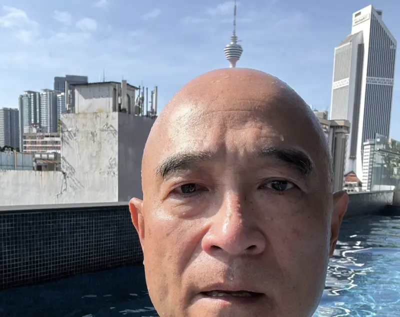 金曲製作人王治平近況！Threads光頭合照大樓變獨角獸　5萬人笑瘋