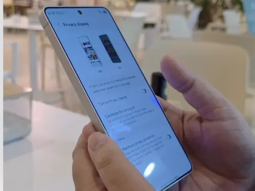 ▲杜拜科技YouTuber搶先開箱Galaxy S26 Ultra，對於內建「防窺螢幕」大讚實用度高。（圖／翻攝Sahil Karoul IG）
