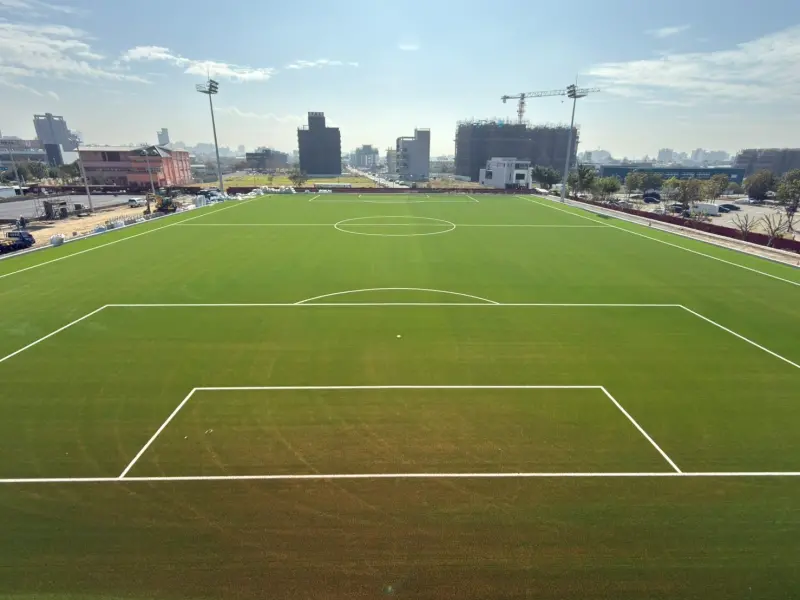 ▲台中國際足球園區fifa認證草皮成形，全台首座afc等級球場7月完工(圖／建設局提供2026.2.24)