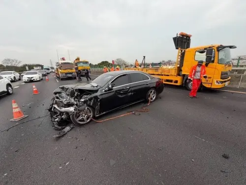 快訊／國3龍井段驚險車禍！賓士男猛撞緩撞車　「車頭全爛」釀1傷
