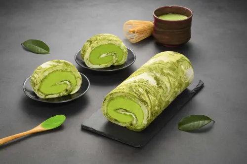 ▲「雪天使抹茶生乳捲」有著手工拉花的大理石紋外表。（圖／亞尼克 yannick.com.tw）