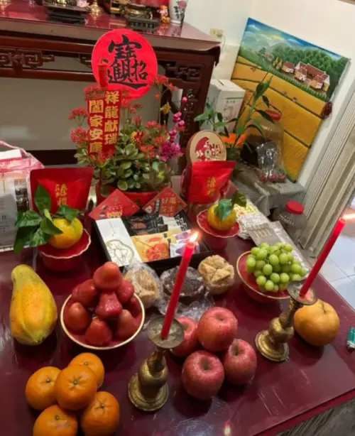 ▲拜天公講求心靈清淨，供品供品須以素食為主，供品包含紅圓、發糕、年糕、花生。（圖／翻攝塔羅牌老師艾菲爾 臉書）