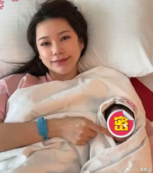 ▲馬筱梅（左）產後模樣流出，她躺在床上手上抱著兒子，狀態與寶寶正臉照引發討論。