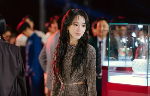 ▲申惠善在劇中飾演女主角莎拉，捲入殺人案後，被發現曾有多個化名。（圖／IG@netflixkr）