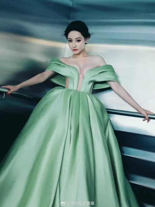 ▲▼迪麗熱巴輕鬆駕馭高級訂製服，傲人體態即刻現形。（圖／翻攝自微博）