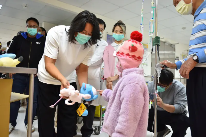 《玩命關頭》韓哥再訪馬偕兒醫！探望病童　暖送醫護3大箱零食