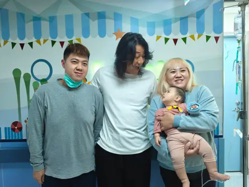 ▲姜成鎬與孩子、家屬一同合影。（圖／馬偕醫院提供）