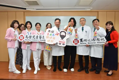▲韓哥與院長張文瀚、馬偕兒醫院長陳治平及醫療團隊們一同手提繽紛的馬年小提燈亮相。（圖／馬偕醫院提供）