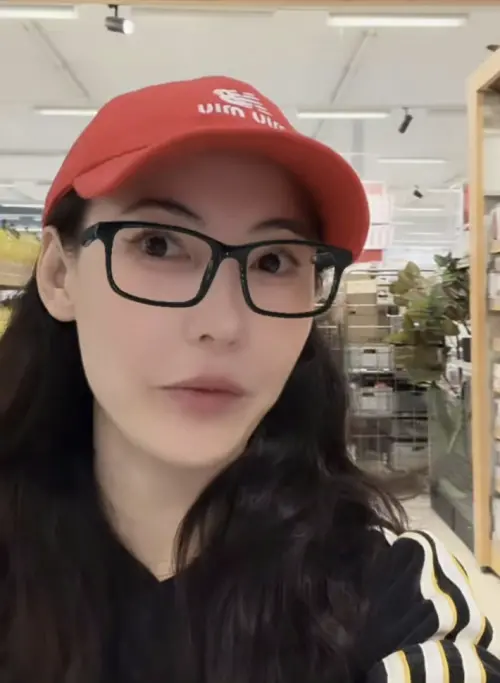 ▲張柏芝逛賣場，看得出沒特別打扮，但外表仍很搶眼。（圖／摘自 IG@cecilia_pakchi_cheung)