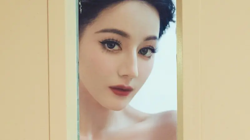 迪麗熱巴入行最大尺度！只有兩條緞帶遮點　粉絲：動一下就會走光