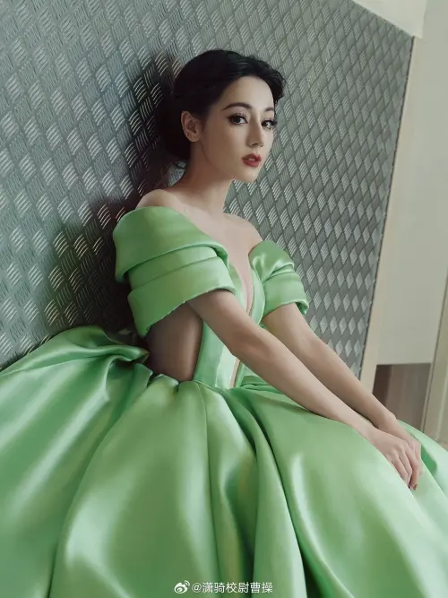 ▲▼迪麗熱巴輕鬆駕馭高級訂製服，傲人體態即刻現形。（圖／翻攝自微博）