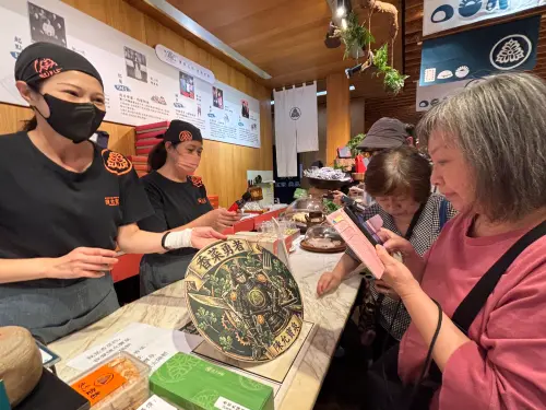 ▲新允寶泉香菜太陽餅首日開賣，吸引不少人上門嚐鮮。有人說，香菜太陽餅吃來意外有抺茶口感，且餅香撲鼻。（圖／記者金武鳳攝，2026.2.24)