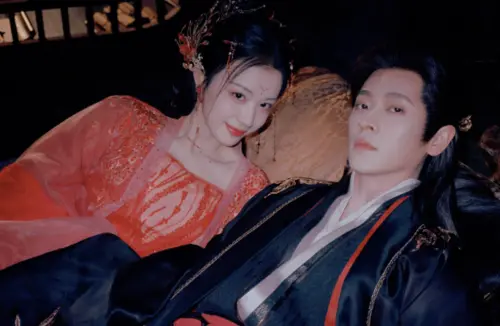 ▲《成何體統》王楚然（左）、丞磊為了活下去攜手對抗穿書後的種種難題。（圖／翻攝自微博@丞磊）