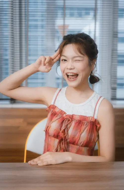 ▲小慧（如圖）15歲起半工半讀，一天只吃一餐，一個月給予家中15000元。（圖／緯來電視網提供）