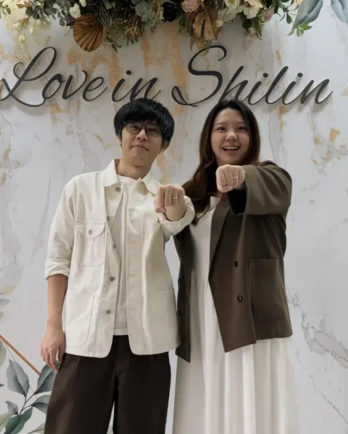 ▲八毛（左）與老王（右）兩人愛情長跑多年，終於在今年正式登記結婚。（圖／翻攝WannaSinging 老王臉書）