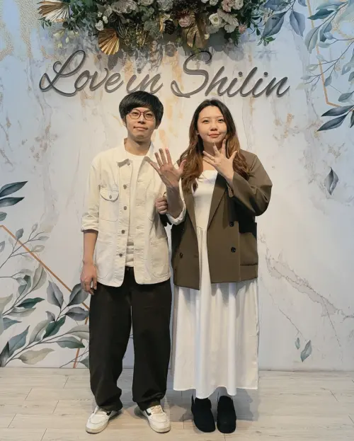 ▲八毛與老王步入婚姻，數萬LNG粉絲紛紛獻上祝福。（圖／翻攝WannaSinging 老王臉書）