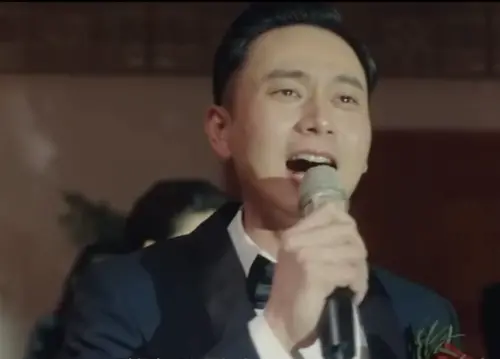▲劉冠廷（如圖）在《雙囍》於自己的婚禮上，被媽媽強迫要一起唱〈玫瑰人生〉這首舊日連續劇的主題曲，成為片中頗受討論的片段。（圖／摘自環球影片 官方頻道 YT）