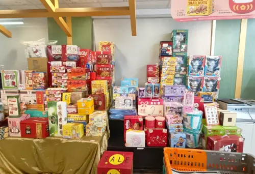 ▲7-11也在年假之後開始有門市推出5折、7折的禮盒促銷，不過不是每間店都有，想撿便宜民眾自己要多跑幾家門市。（圖/Threads）