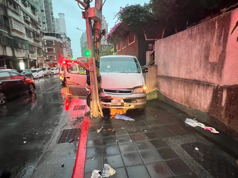 北市清晨重大車禍！廂型車突失控「暴衝人行道撞夫妻」駕駛傷重亡