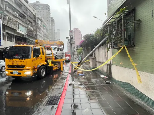 ▲吳姓男子駕駛廂型車不明原因失控衝撞人行道，而後因傷重送醫搶救不治。（圖／翻攝畫面）