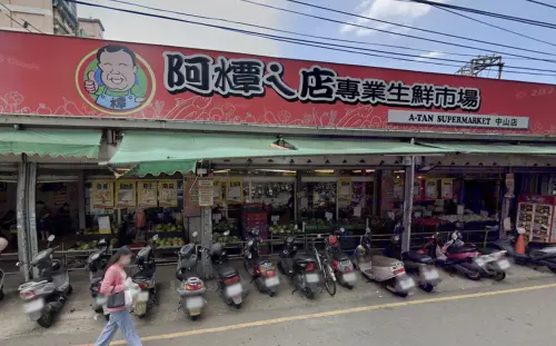 ▲有民眾在桃園市中壢區「阿潭ㄟ店專業生鮮市場」消費153元購買食品等商品，卻幸運對中千萬元特別獎，但至今仍未現身領獎。（圖／翻攝自Google Maps）