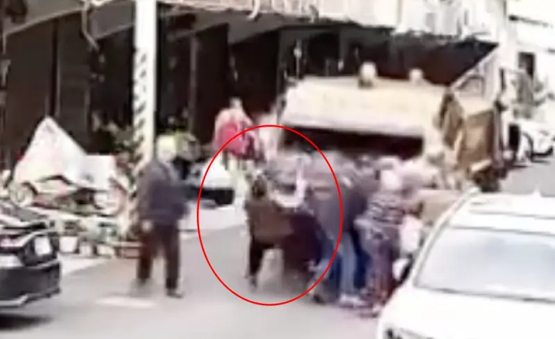 ▲新竹竹東鎮垃圾車後斗突翹起，彈飛倒垃圾的阿嬤，害他後腦勺著地、顱內出血。（圖／翻攝臉書新屋生活圈）