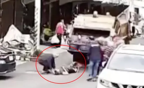▲新竹竹東鎮垃圾車後斗突翹起，彈飛倒垃圾的阿嬤，害他後腦勺著地、顱內出血。（圖／翻攝臉書新屋生活圈）