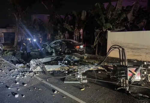 高雄毒蟲蛇行拒檢撞警車！失速撞爛電線桿　高雄大寮301戶大停電
