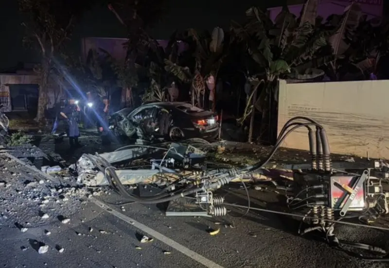 高雄毒蟲蛇行拒檢撞警車！失速撞爛電線桿　高雄大寮301戶大停電