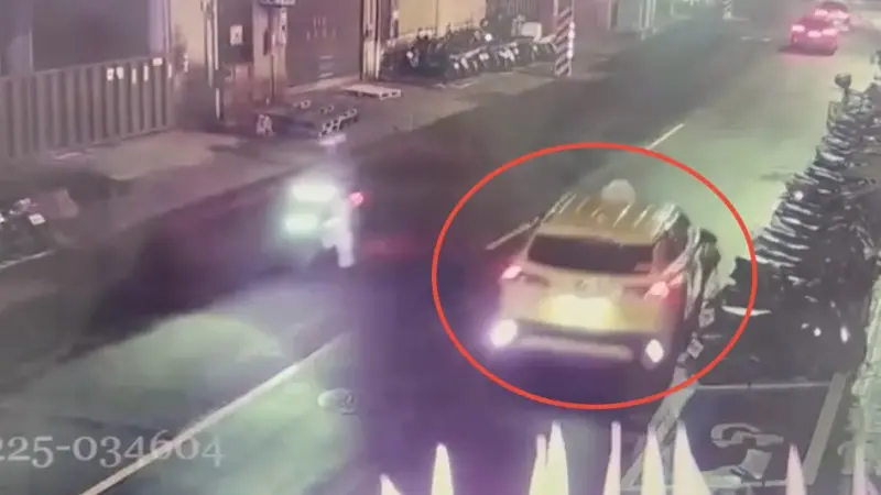 新莊小黃「歪了」一排機車全遭殃！開逾百尺沒停　運將喊冤曝真相