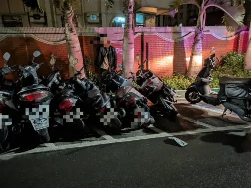 ▲這起事故一共造成5輛機車傾倒、受損，駕駛稱因眩光加反光導致釀禍。（圖／翻攝畫面）