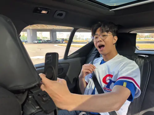 經典賽挺中華隊！穿球衣機場接送「買一送一」、a-We出應援貼圖